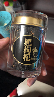 现在都的保温杯里配枸杞了