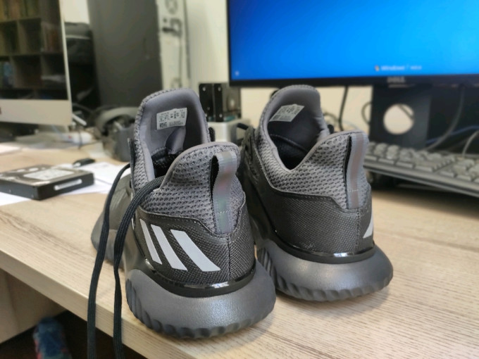 阿迪达斯跑鞋