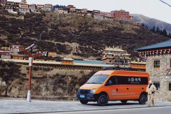 广州男孩改装了一辆公路咖啡车,一路向西把咖啡卖到了西藏