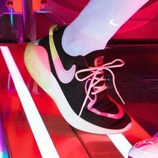 为躲避姑姑的压岁钱我穿了Cortez，谁知后来姑姑选了Joyride... NIKE新年广告真不错