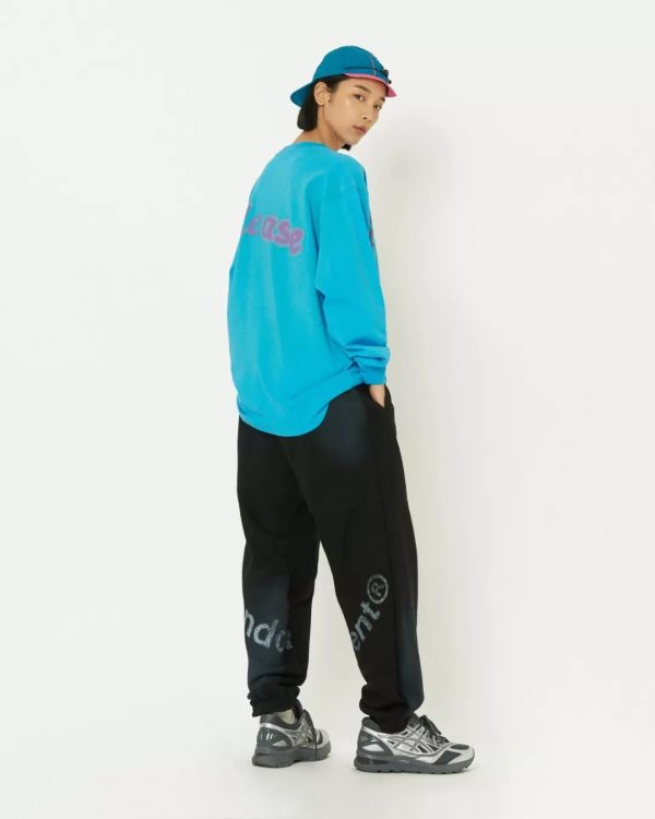 潮闻快食 | Burberry释出AirPods豹纹保护套;Randomevent发布2020春夏LOOKBOOK