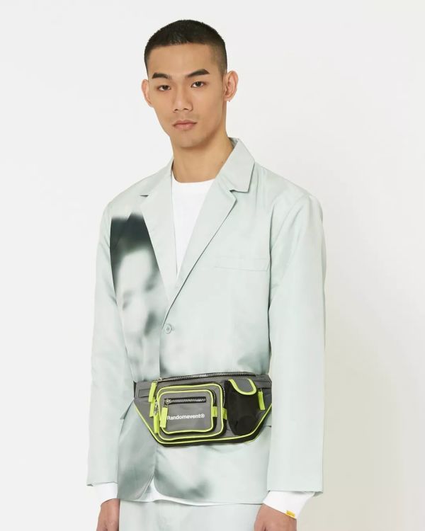 潮闻快食 | Burberry释出AirPods豹纹保护套;Randomevent发布2020春夏LOOKBOOK