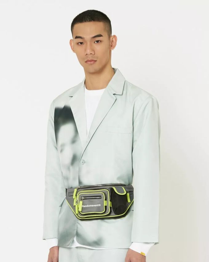 潮闻快食 | Burberry释出AirPods豹纹保护套;Randomevent发布2020春夏LOOKBOOK