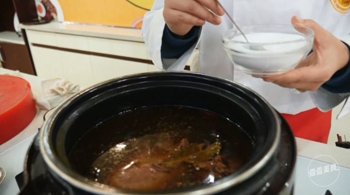 只需一口电饭煲两个步骤,就能轻轻松松搞定卤牛肉