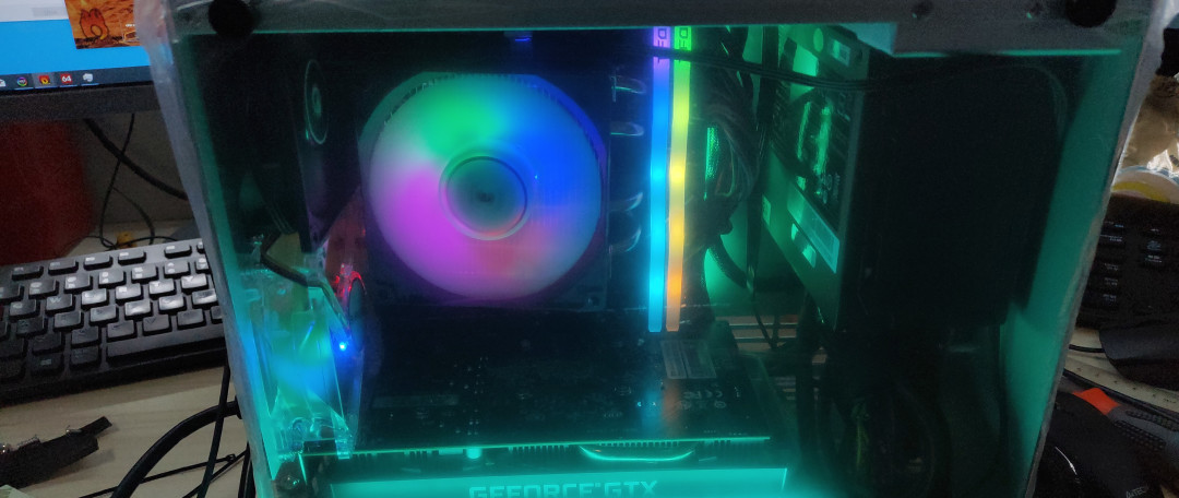 19个风扇的全分体水冷 ITX，不足可乐高的机箱还能黑苹果？快来看这份硬核攒机