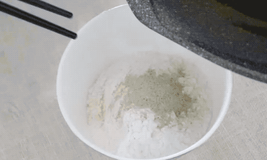 奶奶做的葱花饼老香了,老爸一人能吃6个,还抱怨妈妈不会这手艺 !