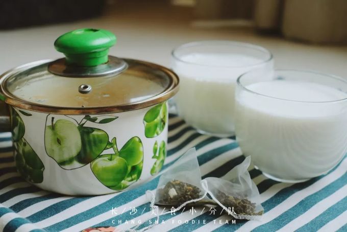 别刷手机了,煮个奶茶不香吗?!