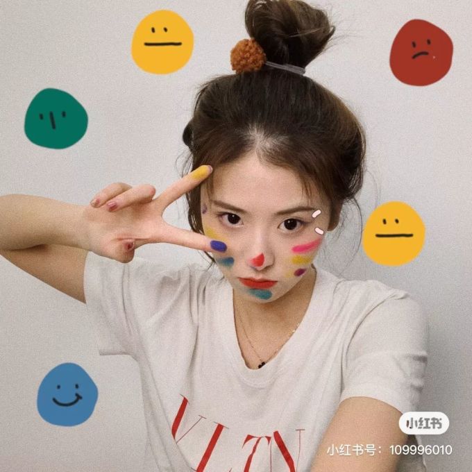 在 家 发 呆 / 不 如 自 拍