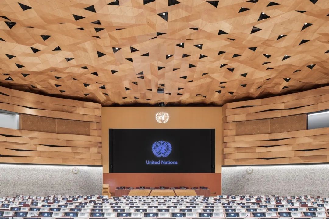 联合国重新装修了一个会议厅，木饰面创新设计的典范