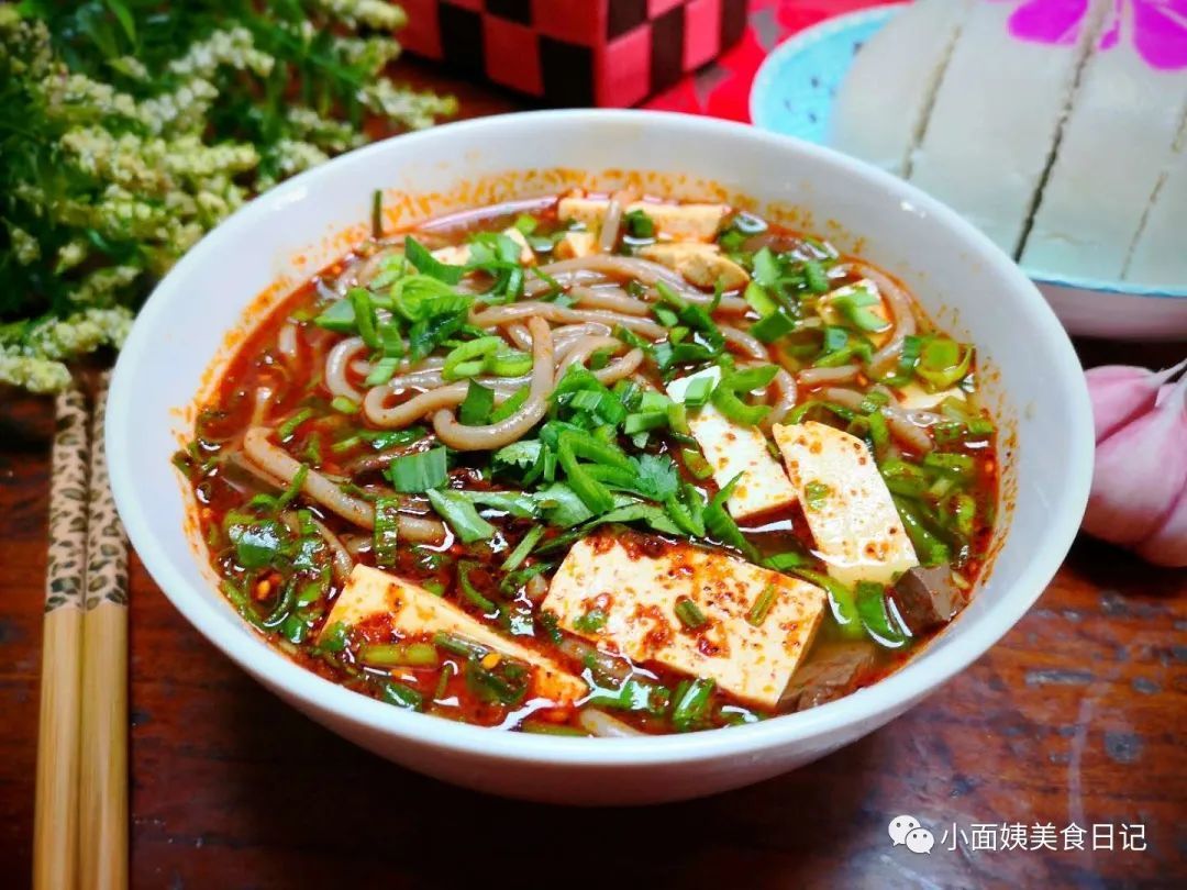 西北特色饸饹面,吃了几十年也没吃烦,好吃的关键是调好汤汁!
