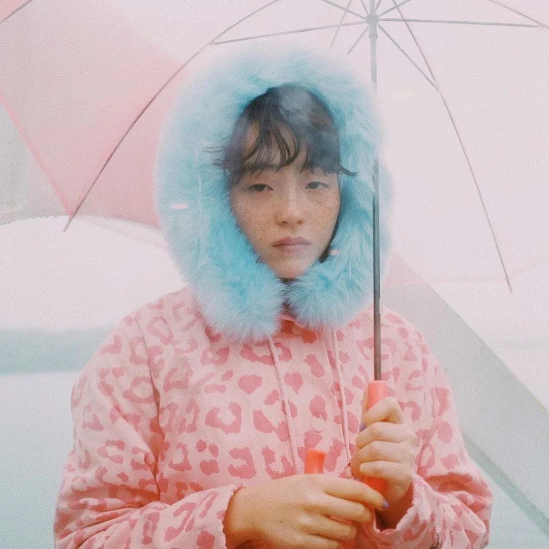 搞颜色没前途?她镜头下的少女配色,温暖又高级!