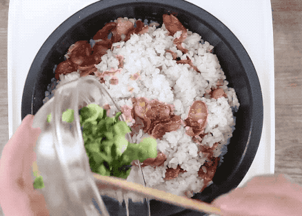 姥姥把腊肠放电饭锅里,不用炒菜,饭好菜也有了,全家吃的直打嗝!