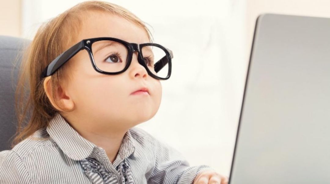 看电视看动画上网课电子产品看多了孩子的眼睛怎么办我们请了眼科院长