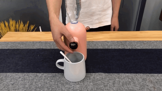 这个便携的饮水机，100℃的热水，5秒就烧好