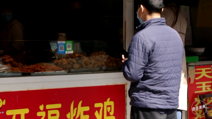 闹市里的人气档口,奇怪的味道竟是常规操作