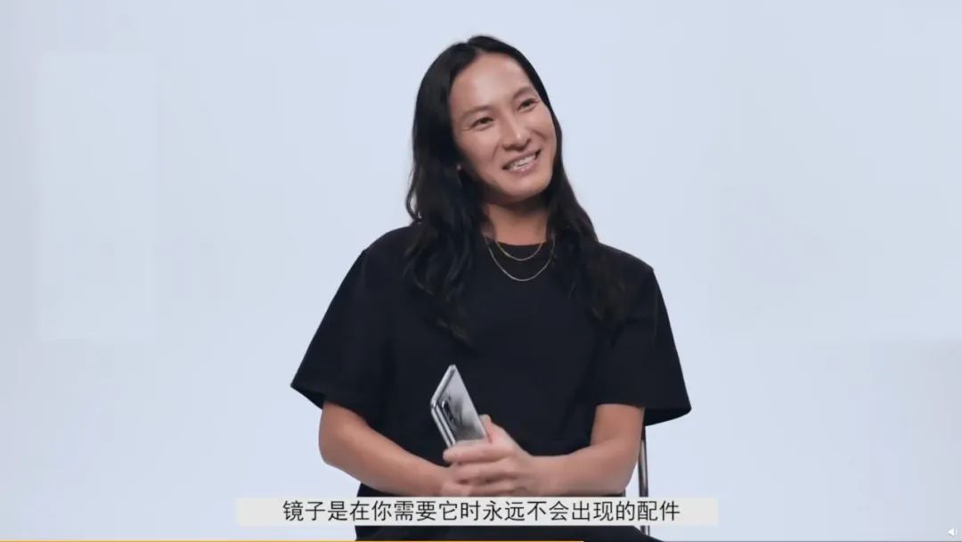 收到这款手机后，我司小姐姐扔掉了香奈儿化妆镜