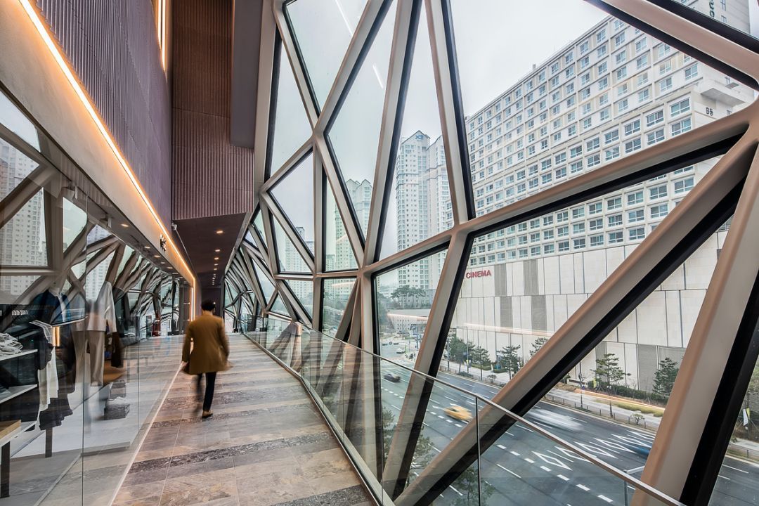 首尔又现新地标, 粗糙石材镶嵌玻璃回廊，网友：这简直是赌石现场