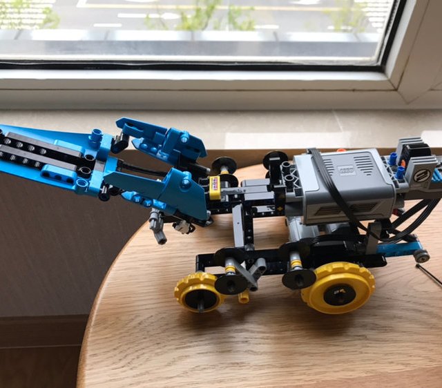 乐高机械组42095履带遥控车，把玩体验佳，也适合推荐给新入门玩家