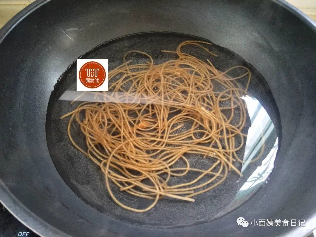 豆芽和它天生是一对，简单一炒，好吃死了，三天不吃馋的慌！