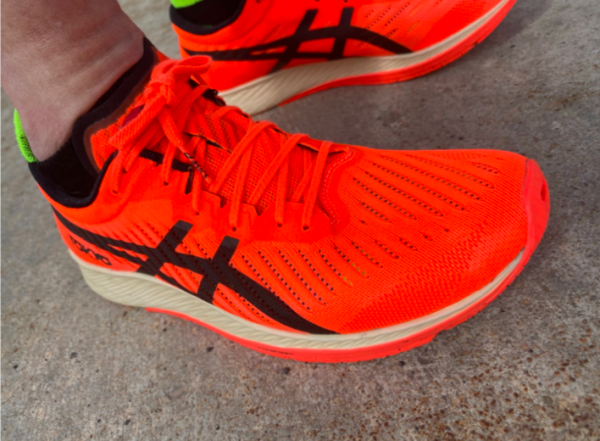 云端新品发布,ASICS这双碳板跑鞋刚发布就“飞”上了天!