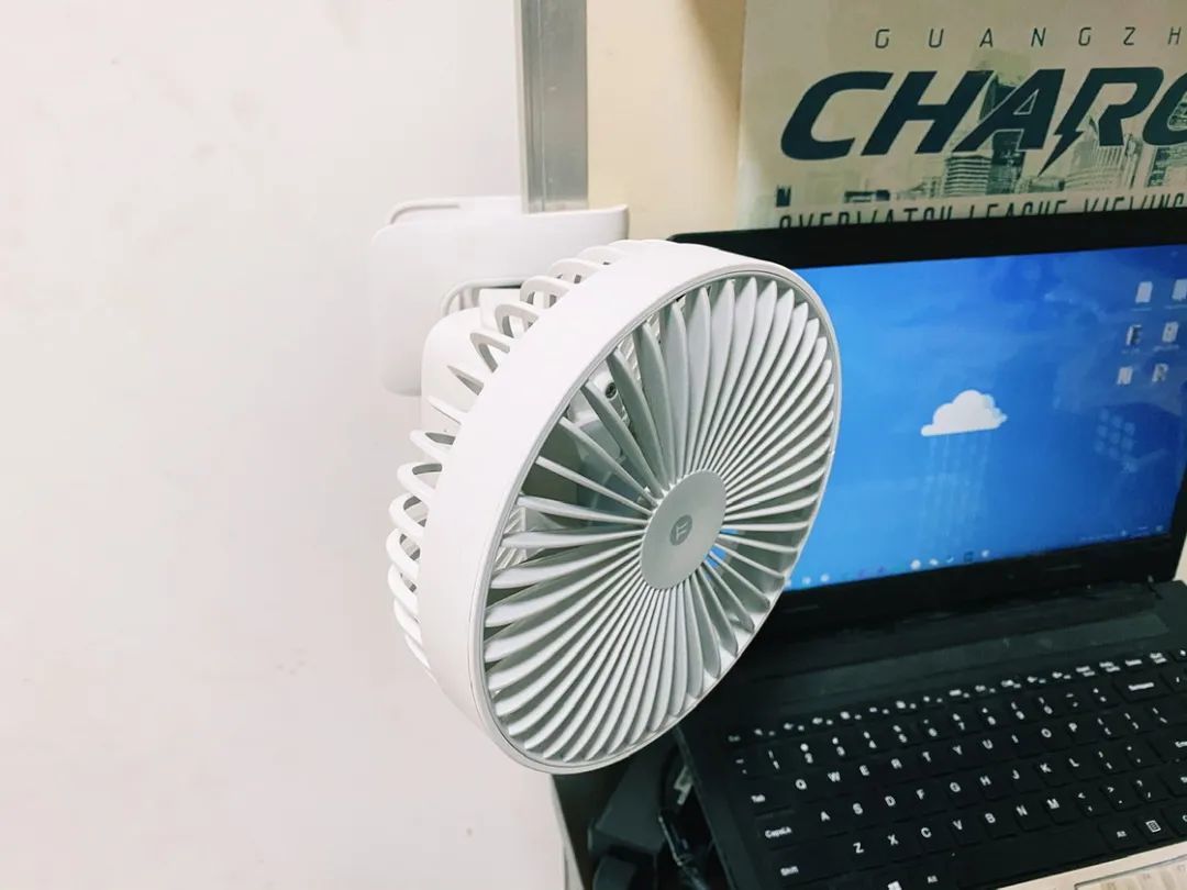 80 x 40cm 的桌面小空间,我留下了这 8 件百元小物件