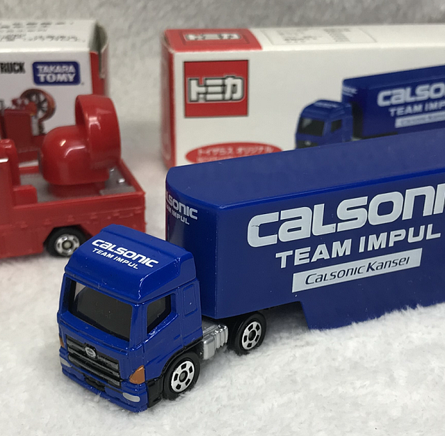 孩子喜欢的两辆多美卡玩具合金小车