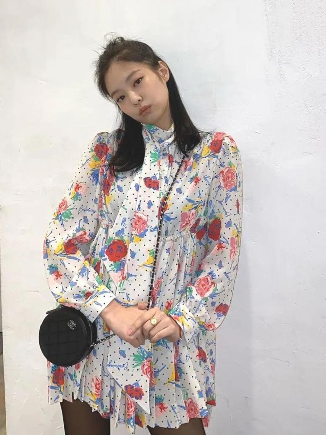 女生们快来看!Jennie跟风入手的连衣裙,正在火遍全球