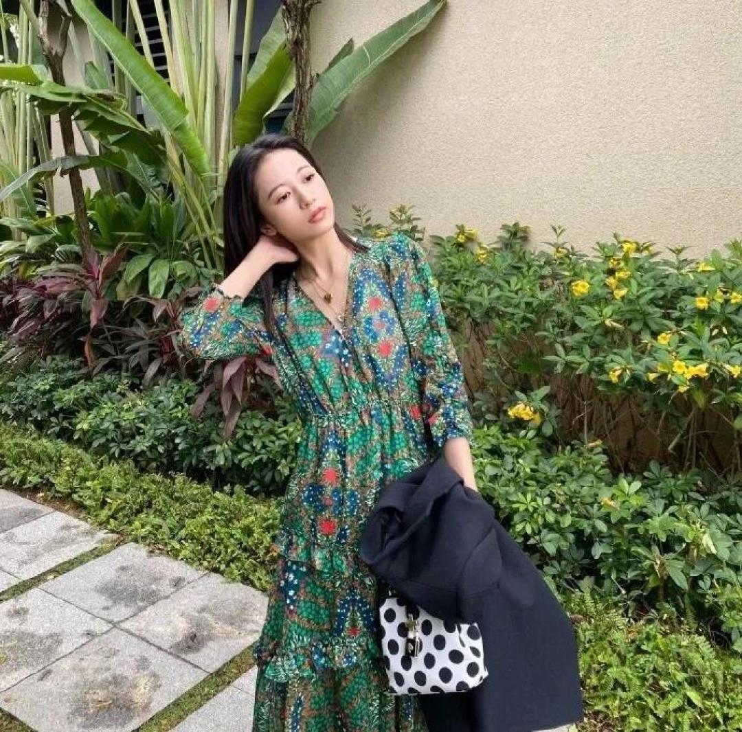 女生们快来看!Jennie跟风入手的连衣裙,正在火遍全球