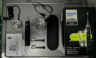 洗浴间PHILIPS钻石亮白声波震动牙刷