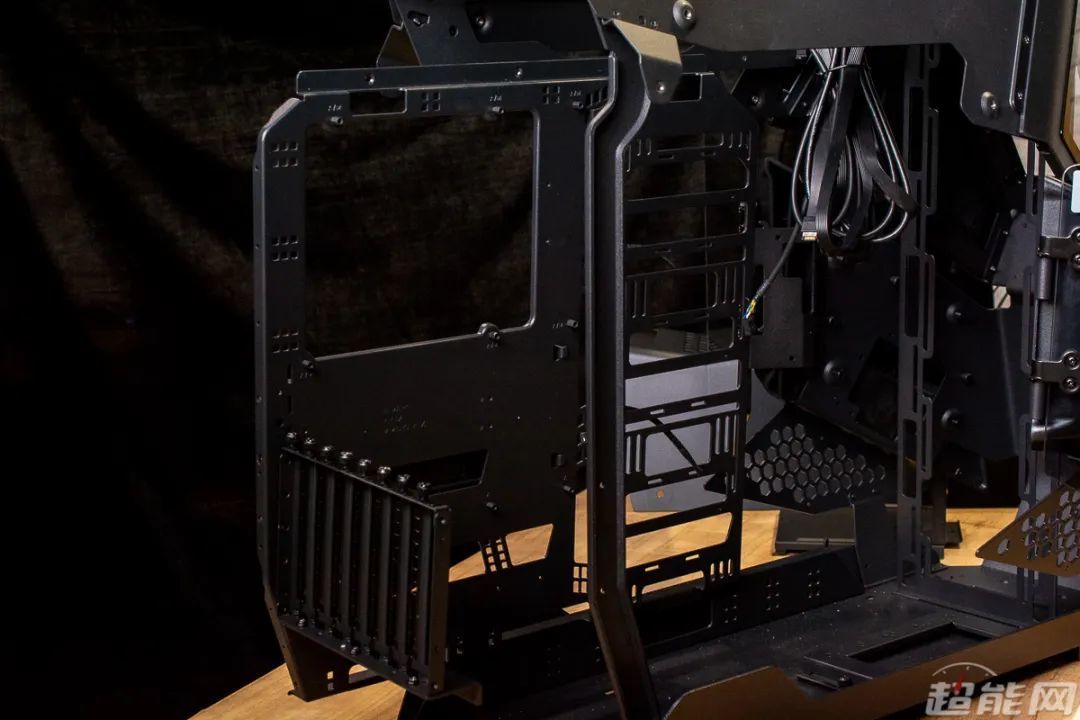 Thermaltake AH T600机箱评测这款机箱有的不仅仅是霸气侧漏