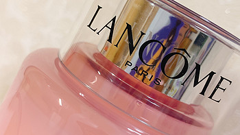 粉红的瓶身，浓稠的质地，带来干爽的使用感——记录奥买家兰蔻粉水购物之旅