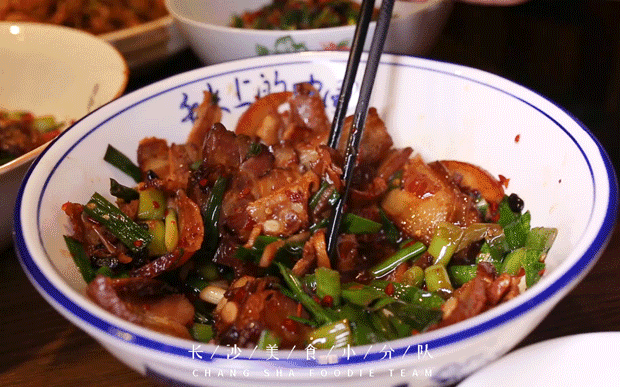 为了这碗喷香不油腻的大蒜炒腊肉,你也应该去一次藩后街