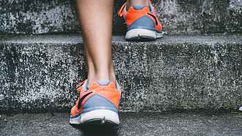缓震型和稳定型跑鞋究竟有哪些区别？跑者该如何选择？