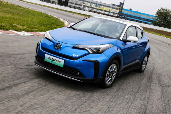 奕泽e进擎的长宽高分别为4405/1795/1575mm,轴距为2640mm