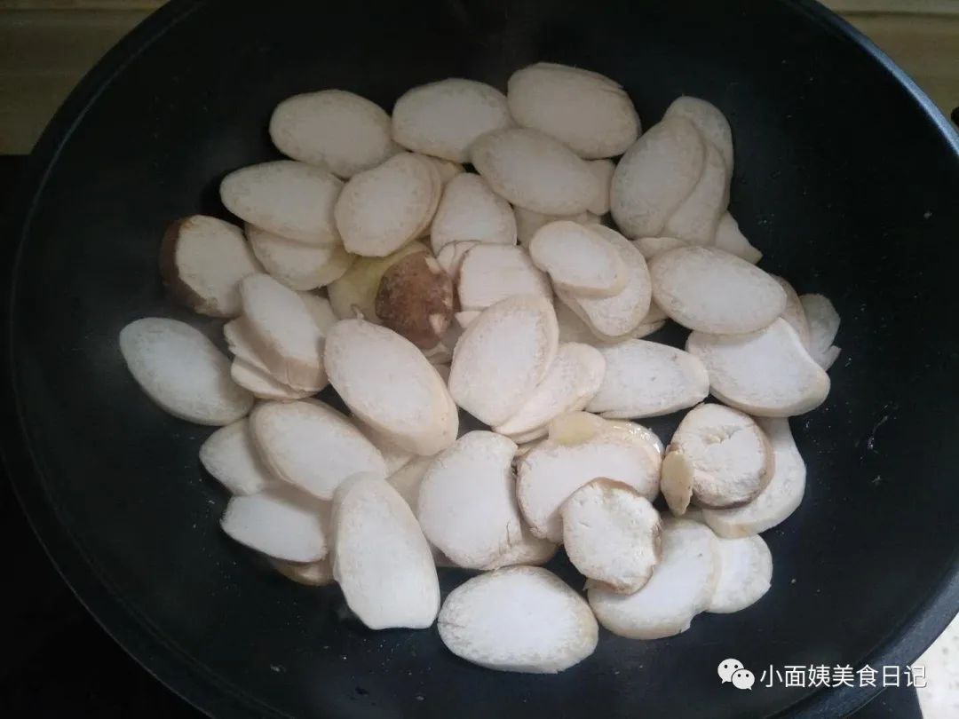 第一次把这两食材一起炒，比肉还好吃，美味低脂助消化，美味下饭！