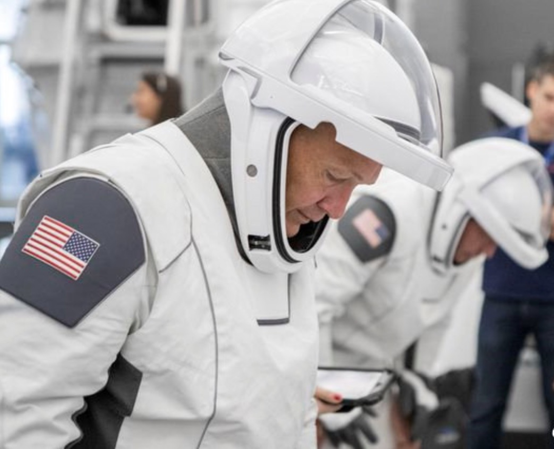 nasa公布全新宇航服spacex设计和制作马斯克曾提配色建议