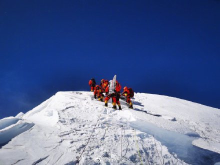 振奋人心的历史时刻 2020珠峰高程测量登山队登顶成功！
