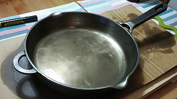 铸铁锅 篇一：用两个周末打造一把终身使用的锅：一个硬核的铸铁锅打磨抛光及开锅记录 