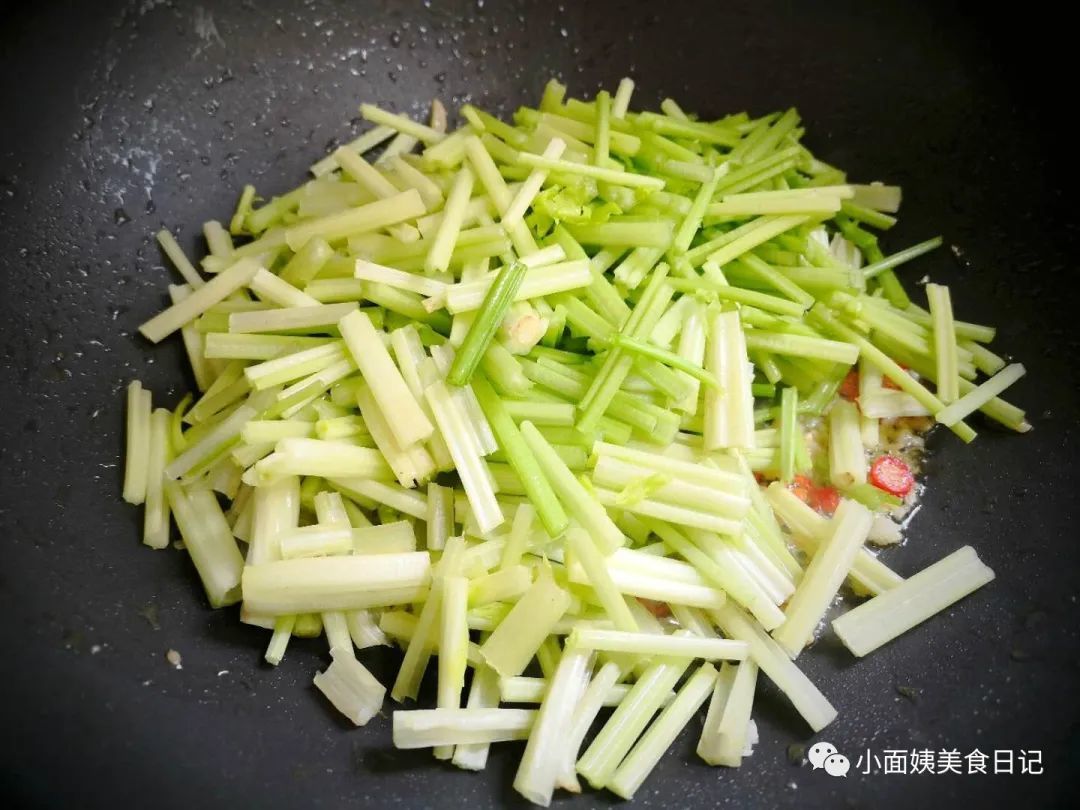 炒牛肉很多人第一步就错了,大厨教你技巧,肉不老不柴,滑嫩可口!