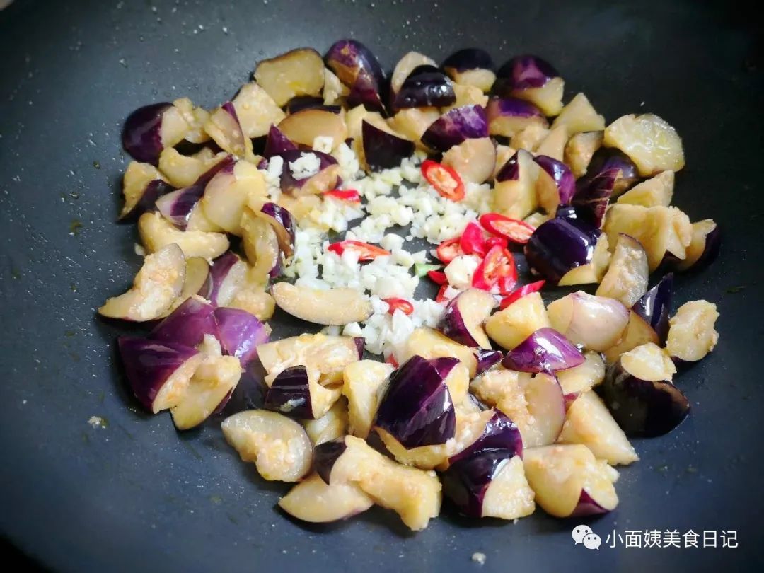 炒茄子有人过油，有人直接炒都不对，教你正确做法，不油不发黑！