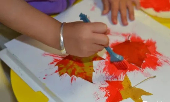 在合适的年级一定要让孩子学习画画？画画可以让孩子左右脑同时开工！