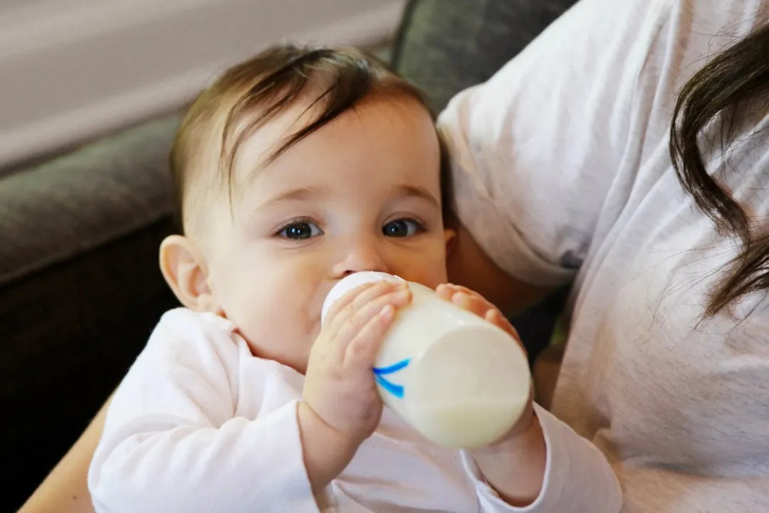 宝宝每天要喝多少奶？ 孩子几岁以后不需要喝奶了？忽视这项高密度食物，娃的身高都要矮5cm