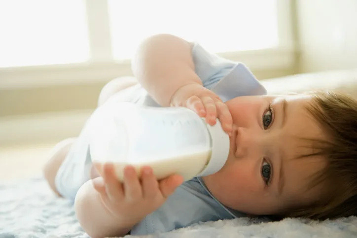 宝宝每天要喝多少奶？ 孩子几岁以后不需要喝奶了？忽视这项高密度食物，娃的身高都要矮5cm