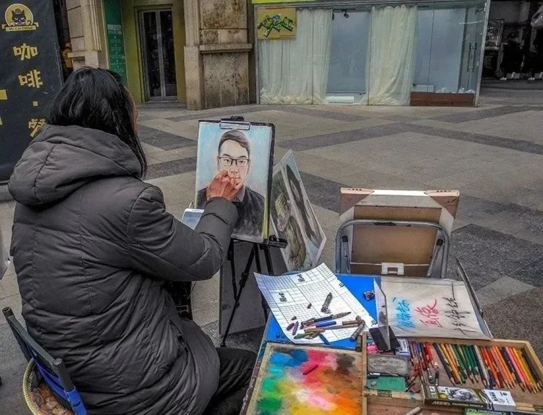 地摊经济崛起:艺术家街头纷纷摆地摊卖画像,一天少则上千,多则上万?!