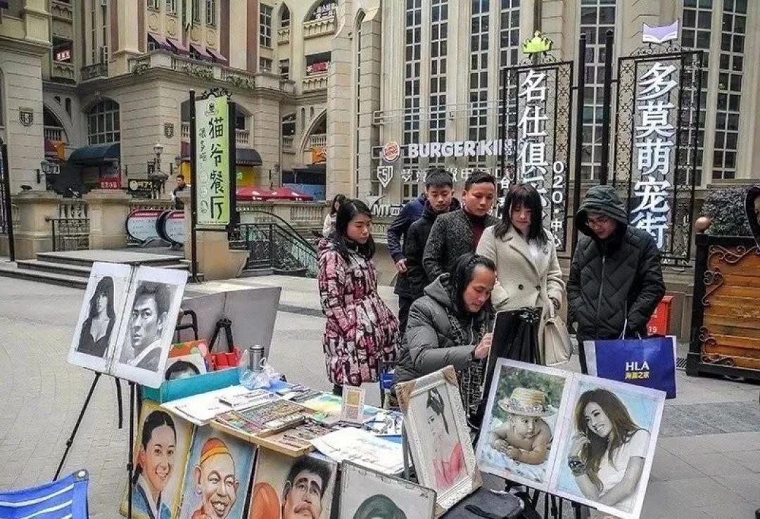 地摊经济崛起:艺术家街头纷纷摆地摊卖画像,一天少则上千,多则上万?!