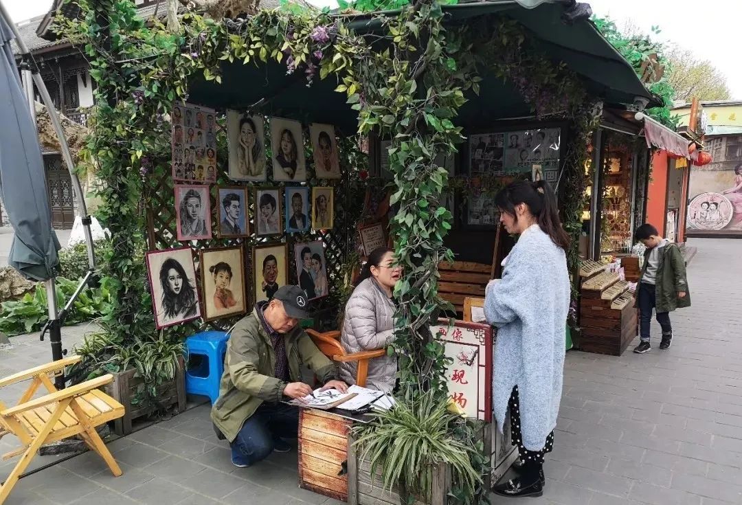 地摊经济崛起:艺术家街头纷纷摆地摊卖画像,一天少则上千,多则上万?!