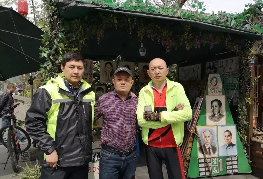 地摊经济崛起:艺术家街头纷纷摆地摊卖画像,一天少则上千,多则上万?!