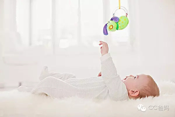 精细动作决定着大脑发育，分月龄告诉你0-1岁宝宝的精选动作怎么做（0-1岁篇）