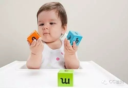 精细动作决定着大脑发育，分月龄告诉你0-1岁宝宝的精选动作怎么做（0-1岁篇）