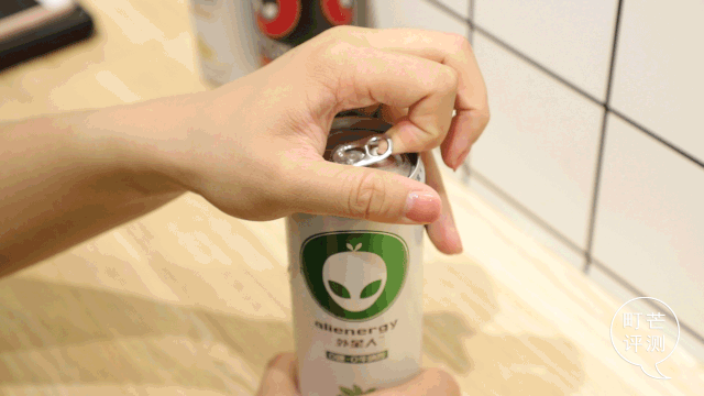 元気森林新品“外星人”评测:0糖0脂的气泡水+能量饮,喝起来更带劲吗?